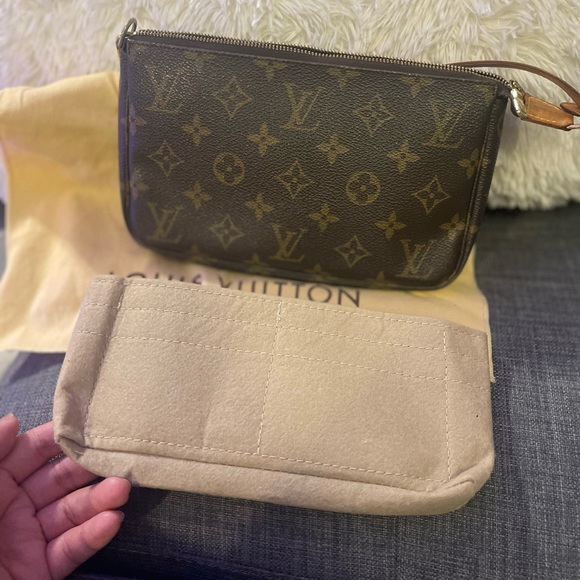 Pre-Loved Authentic LOUIS VUITTON Pochette Accessoires Monogram - Picture 3 of 11